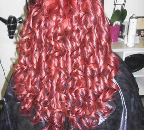 Rote Haare mit gestylten Locken