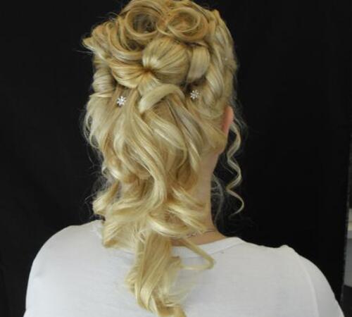 Blonde Haare mit Locken und einem festlichen Styling