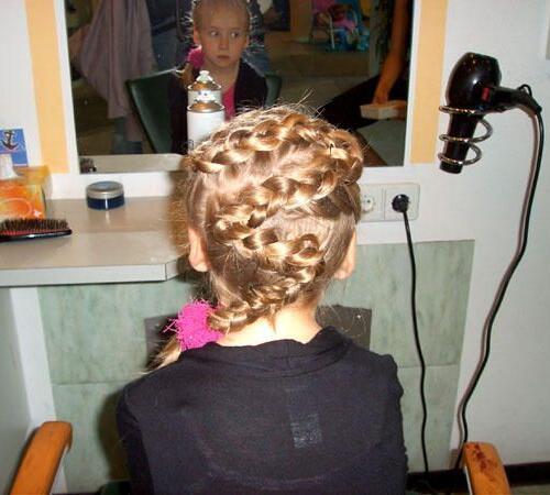 Neben angesagten Frisuren für Ihre Kleinen bieten wir auch Kinderschminken an