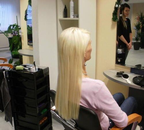 Glattes blondes Haar verlängert mit Great Lengths Extensions