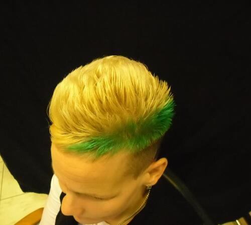 Grünes Farbhighlight für eine angesagt Frisur