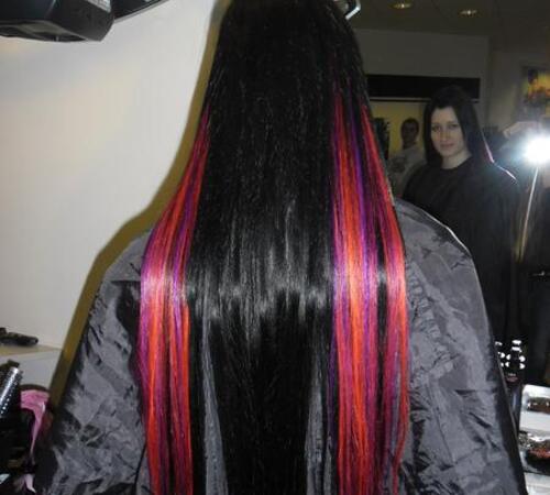 Farbige Echthaarextensions kombiniert mit schwarz coloriertem Haar