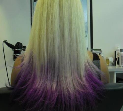 Blonde Haare im Ombré Look mit violetten Spitzen