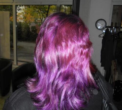Intensiv violett-pinke Haarcolorierung
