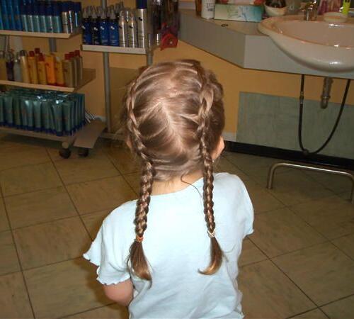 Neben angesagten Frisuren für Ihre Kleinen bieten wir auch Kinderschminken an