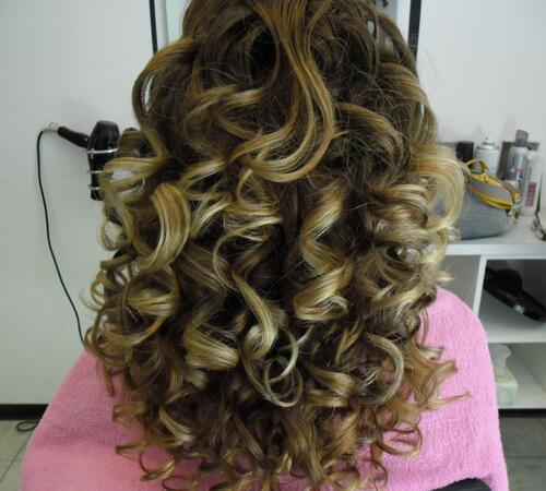 Gestylte Locken mit Haaren im Ombré Look